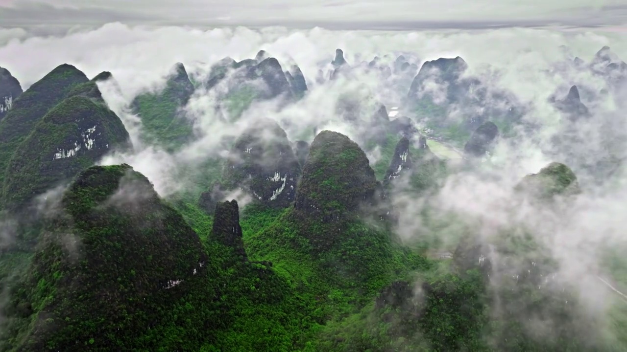 雨后魔幻的广西深山视频下载