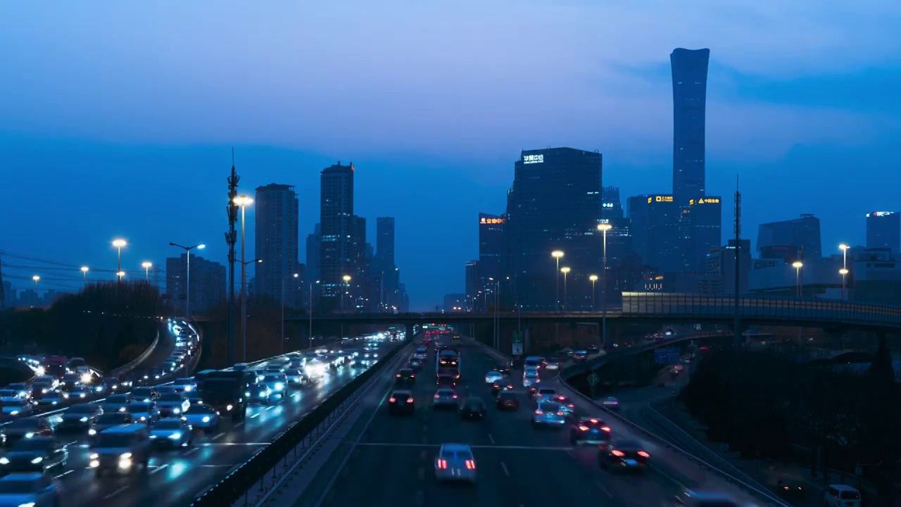 北京CBD晚高峰时间多车道汽车车流视频素材