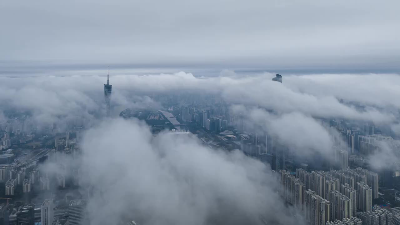 航拍傍晚雨后云雾缭绕的珠江两岸广州塔、珠江新城（延时）视频素材