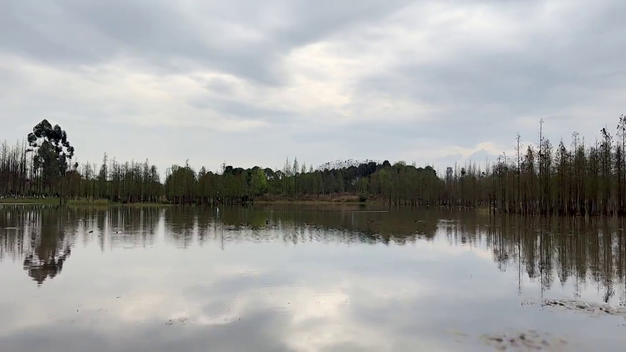 湖边天空倒影视频素材