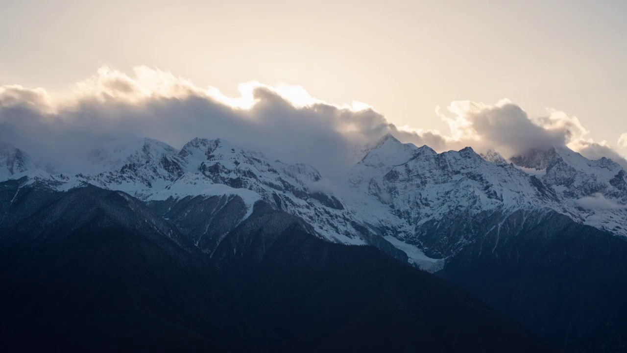 夕阳光耀梅里雪山延时摄影视频下载