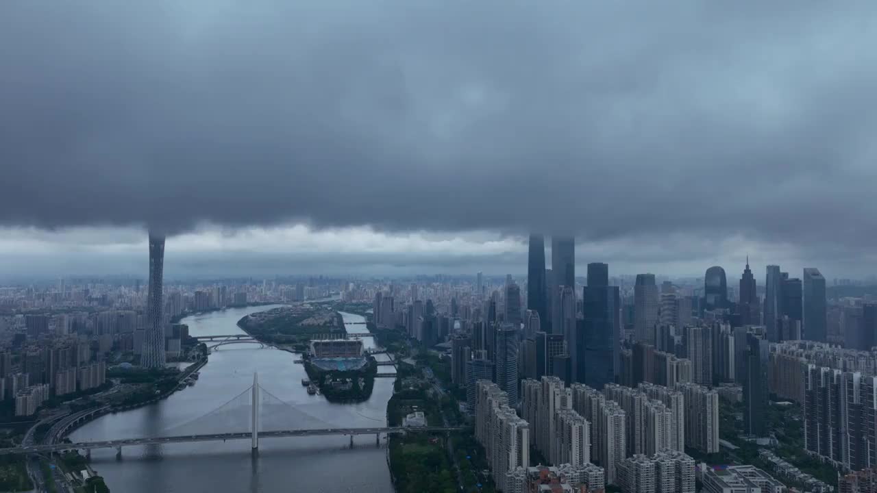 航拍暴雨将至黑云压城的广州珠江新城（延时）视频素材