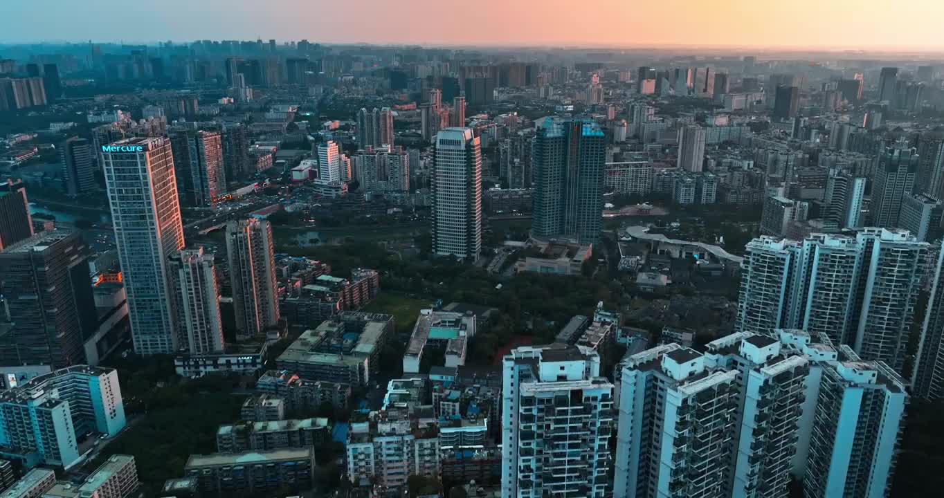 航拍成都都市景观夕阳下的城市风景视频素材