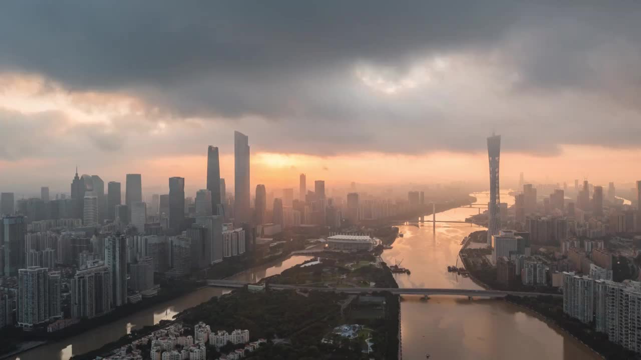 太阳从云层下透出金色光线映照珠江与广州塔、珠江新城视频素材