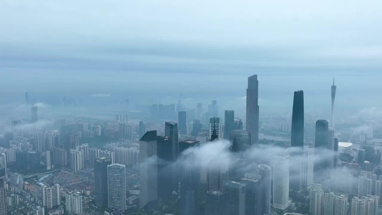 水墨城市——航拍云雾飘渺的广州珠江新城（延时）视频素材