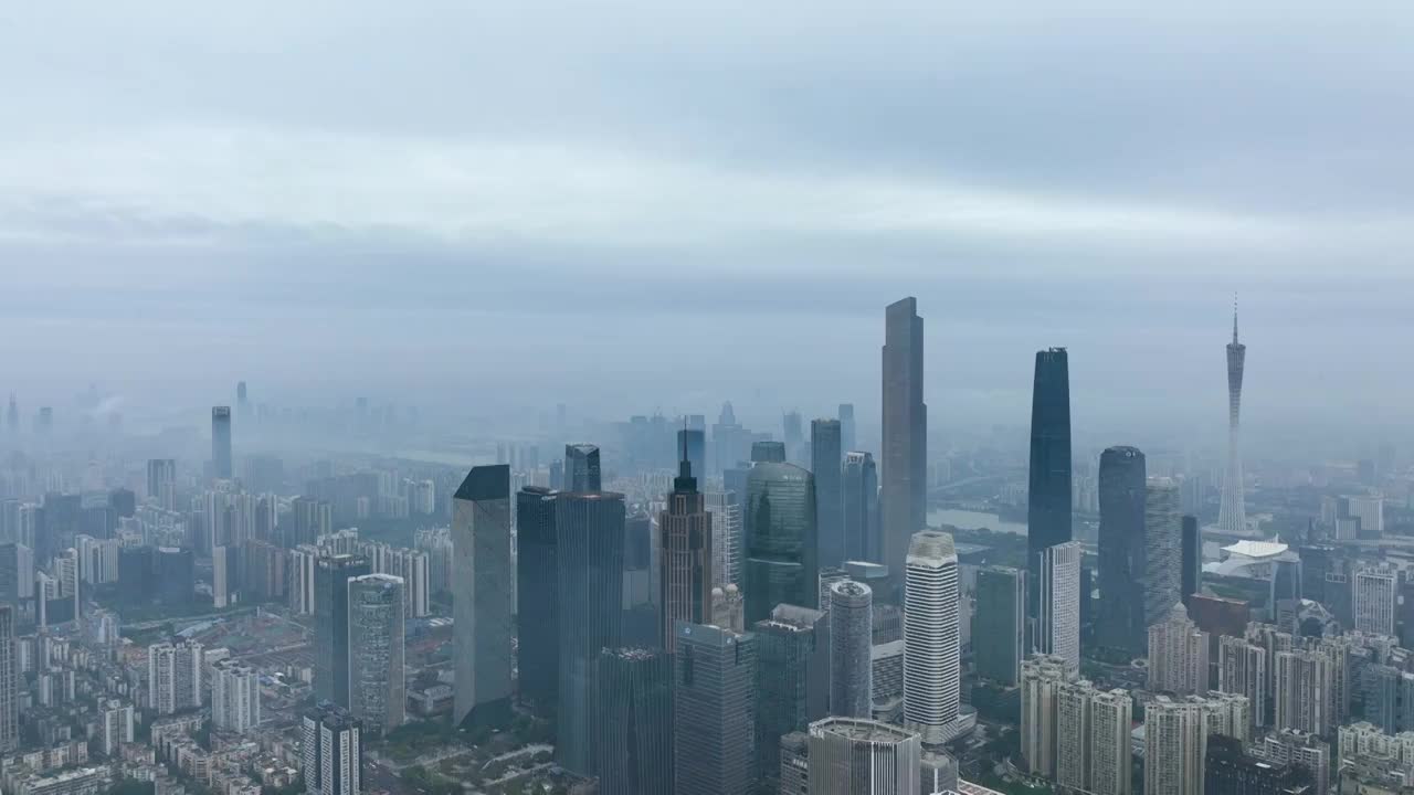 水墨广州——航拍大雾天气的广州城市CBD视频素材