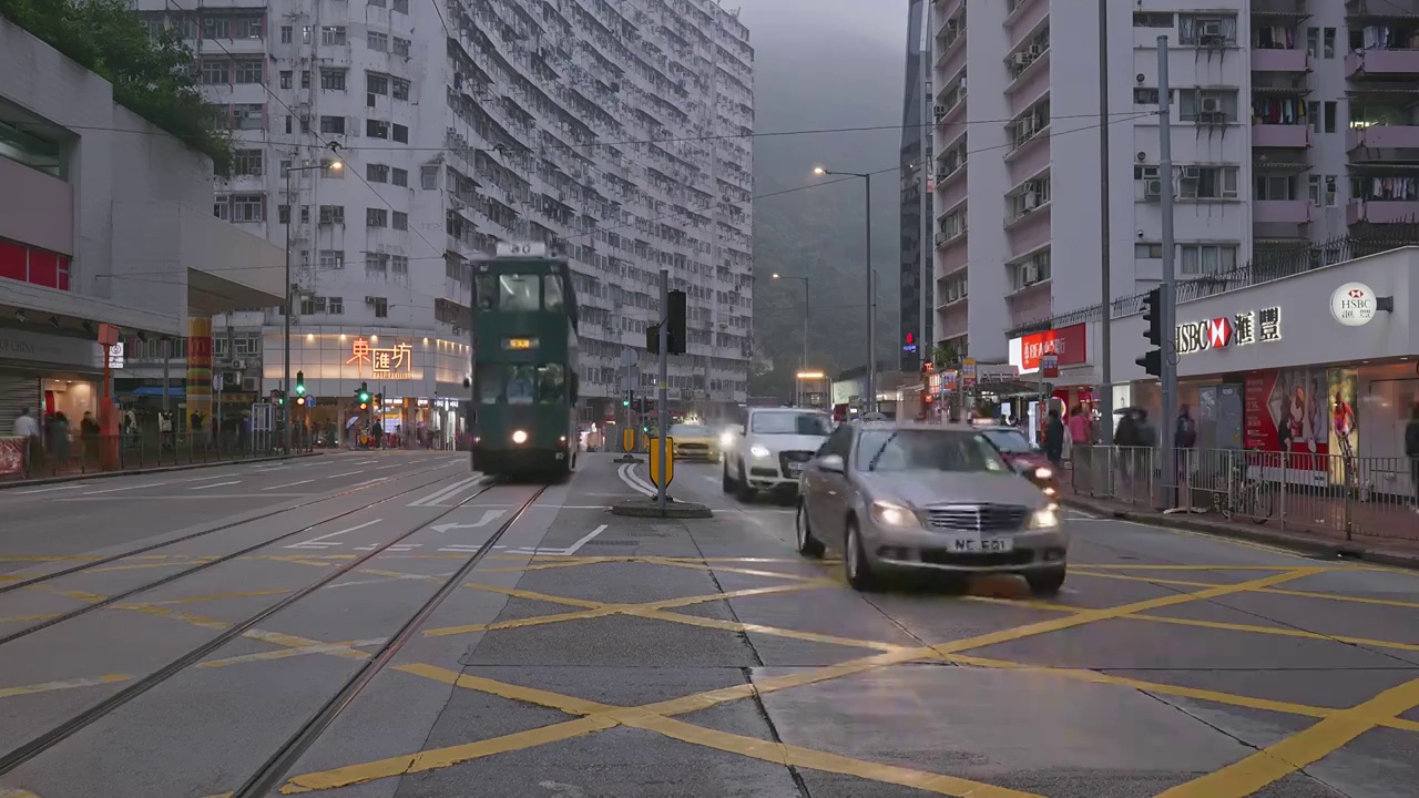 香港街道夜景叮叮车视频素材