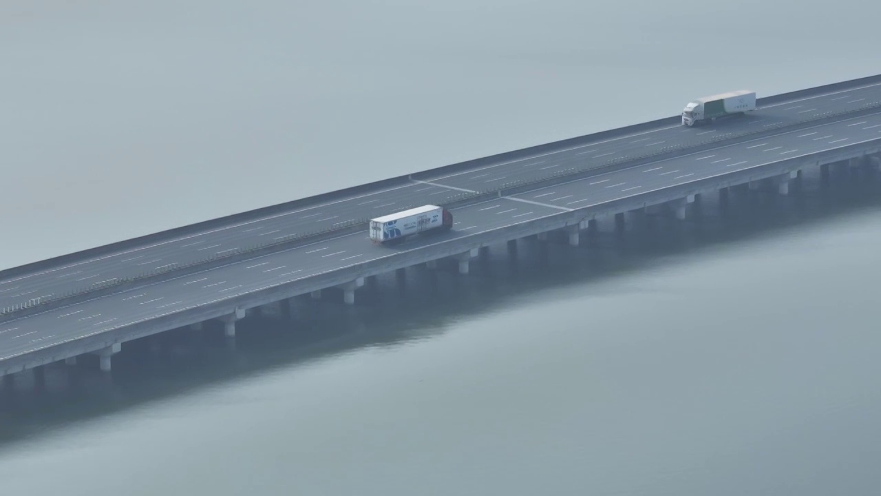 航拍城市交通桥梁道路上行驶的汽车车流视频素材