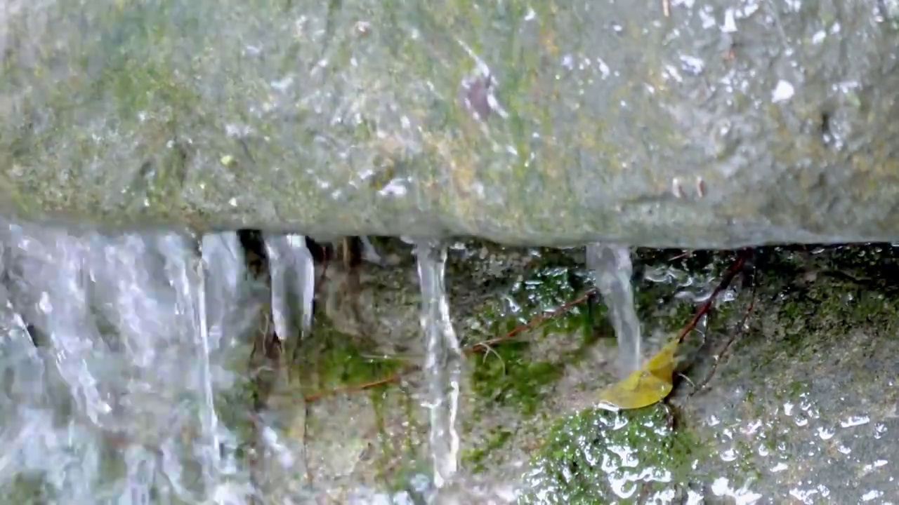 春天万物复苏雨水滋润大地泉水从山上冒出流向河流雪山冰川融化成流水甘冽清泉山涧缓缓流淌发出潺潺自然水源视频素材