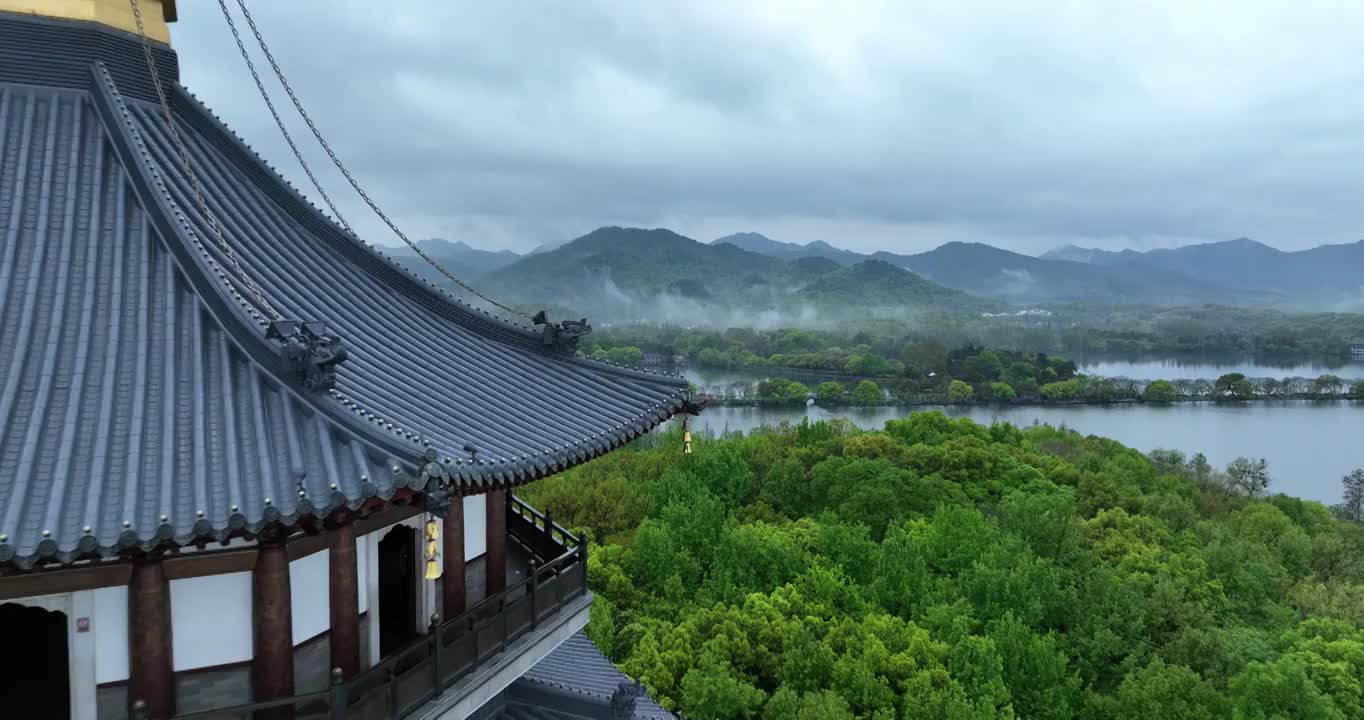 杭州西湖雷峰塔航拍，江南烟雨朦胧视频素材