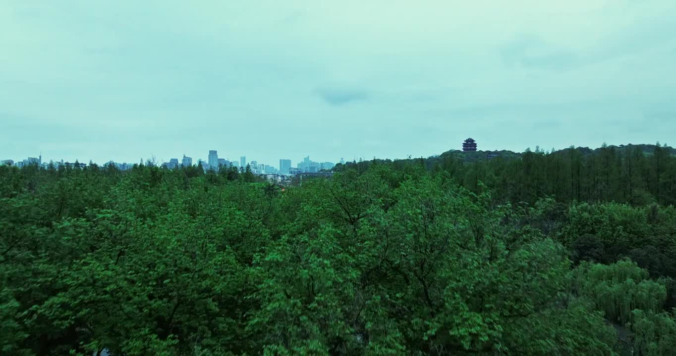 杭州西湖雷峰塔航拍，江南烟雨朦胧视频素材