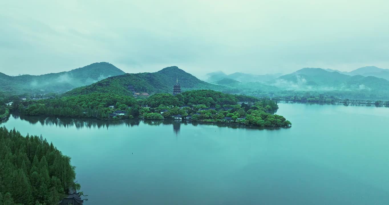 杭州西湖雷峰塔航拍，江南烟雨朦胧视频素材