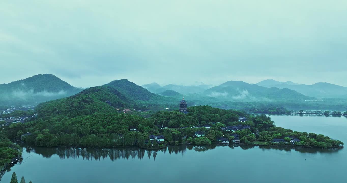 杭州西湖雷峰塔航拍，江南烟雨朦胧视频素材