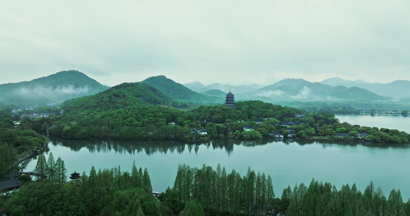 杭州西湖雷峰塔航拍，江南烟雨朦胧视频素材