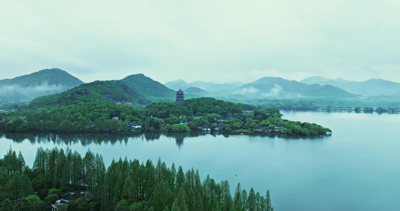 杭州西湖雷峰塔航拍，江南烟雨朦胧视频素材