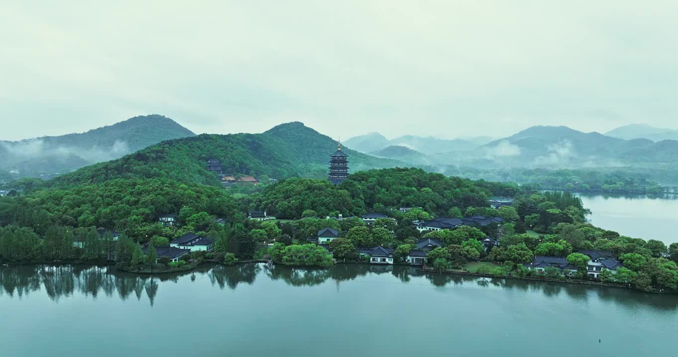 杭州西湖雷峰塔航拍，江南烟雨朦胧视频素材