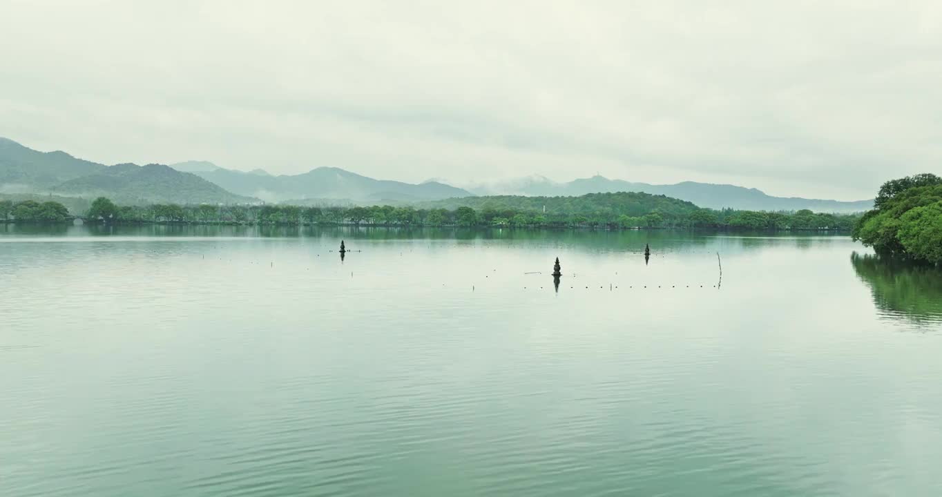 杭州西湖雷峰塔航拍，江南烟雨朦胧视频素材