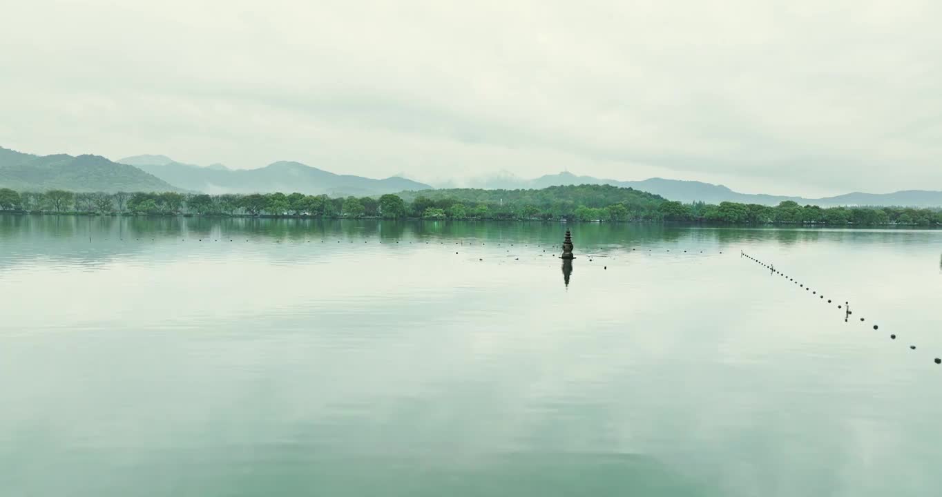 杭州西湖雷峰塔航拍，江南烟雨朦胧视频素材