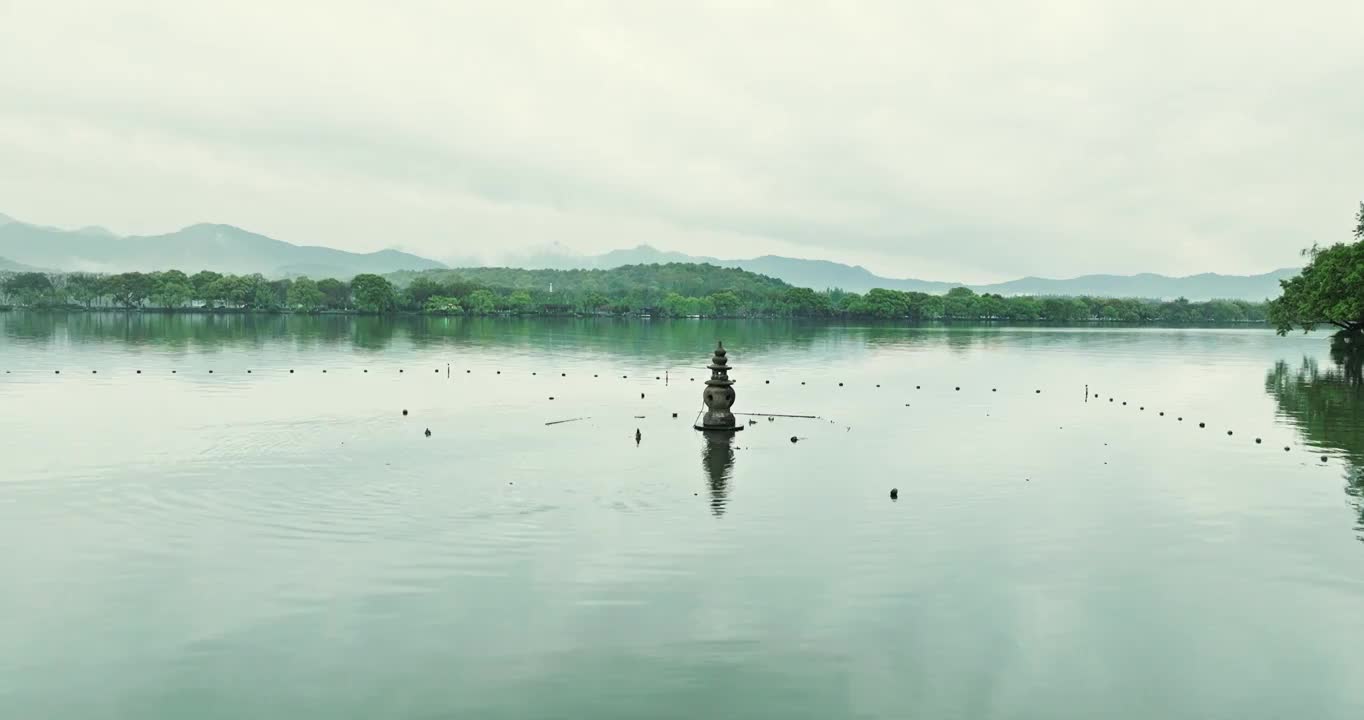 杭州西湖雷峰塔航拍，江南烟雨朦胧视频素材