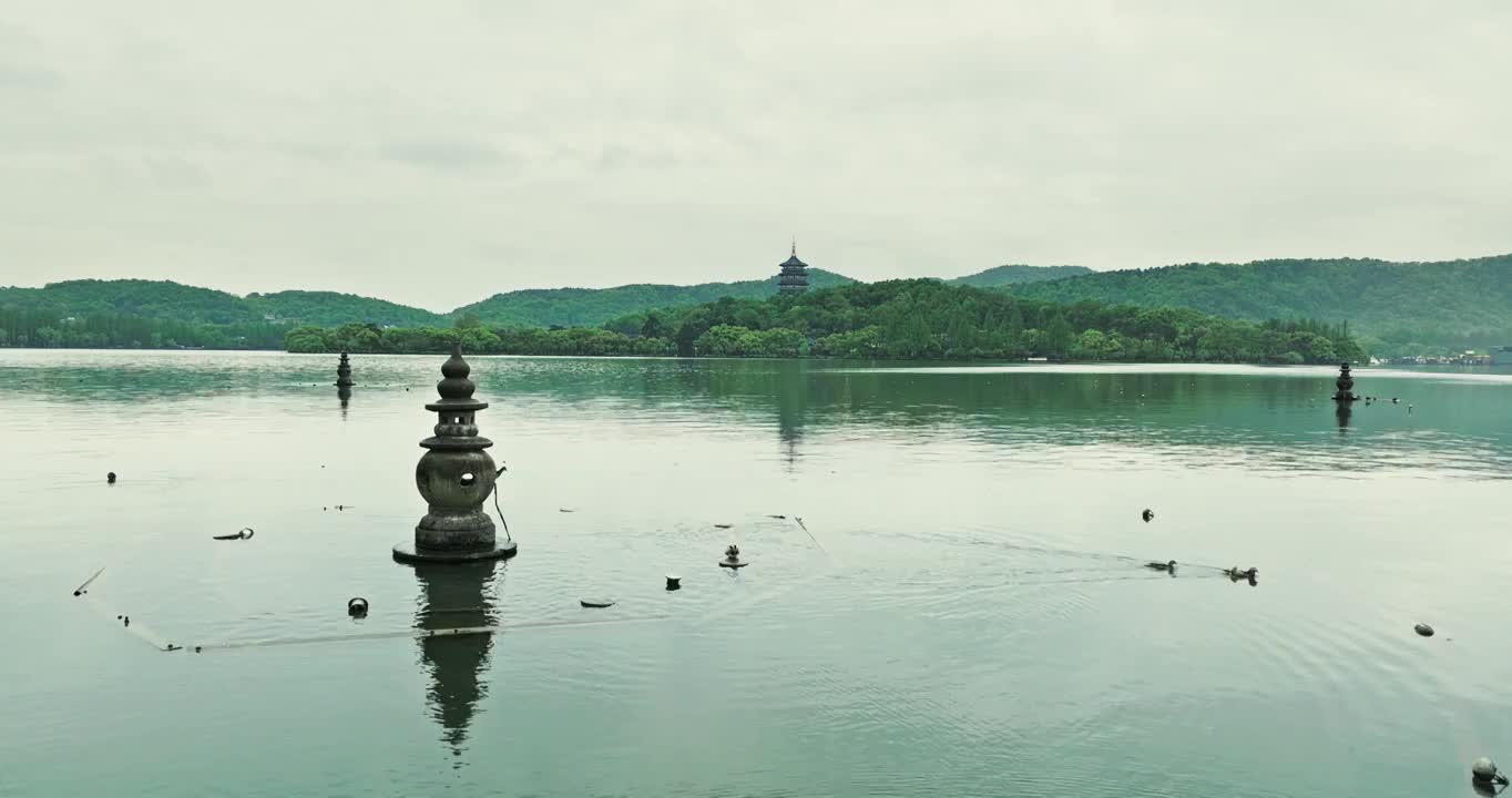 杭州西湖雷峰塔航拍，江南烟雨朦胧视频素材