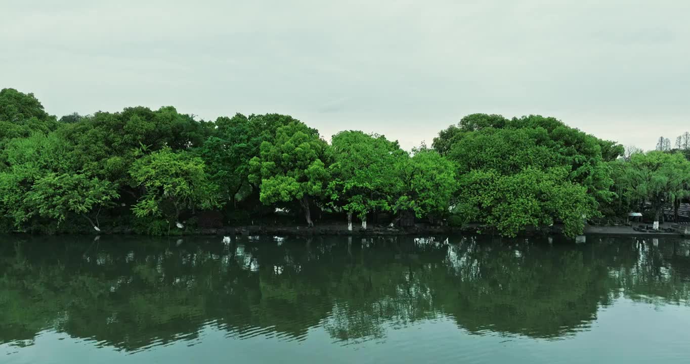 杭州西湖雷峰塔航拍，江南烟雨朦胧视频素材