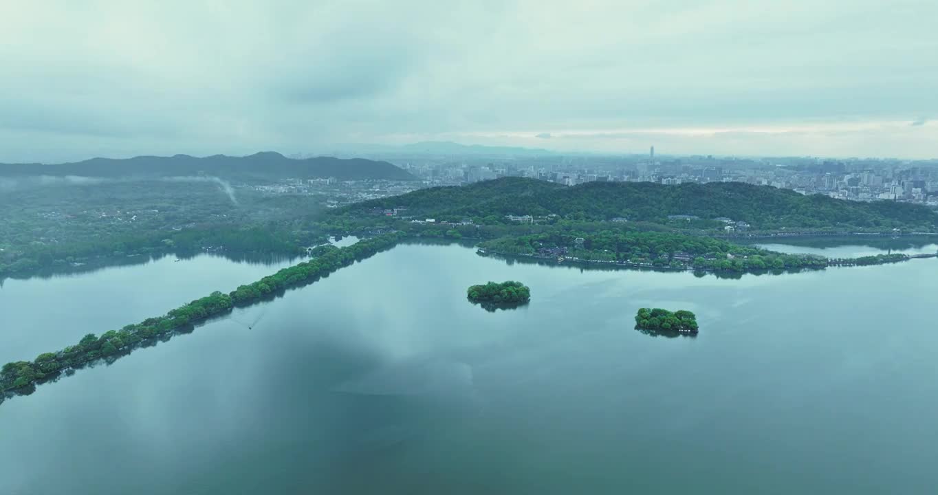 杭州西湖雷峰塔航拍，江南烟雨朦胧视频素材