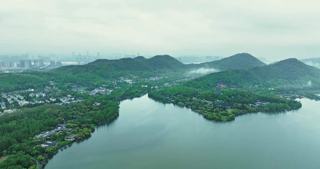 杭州西湖雷峰塔航拍，江南烟雨朦胧视频素材