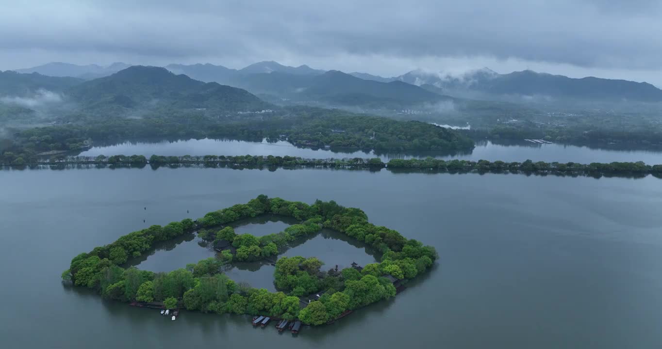 杭州西湖雷峰塔航拍，江南烟雨朦胧视频素材