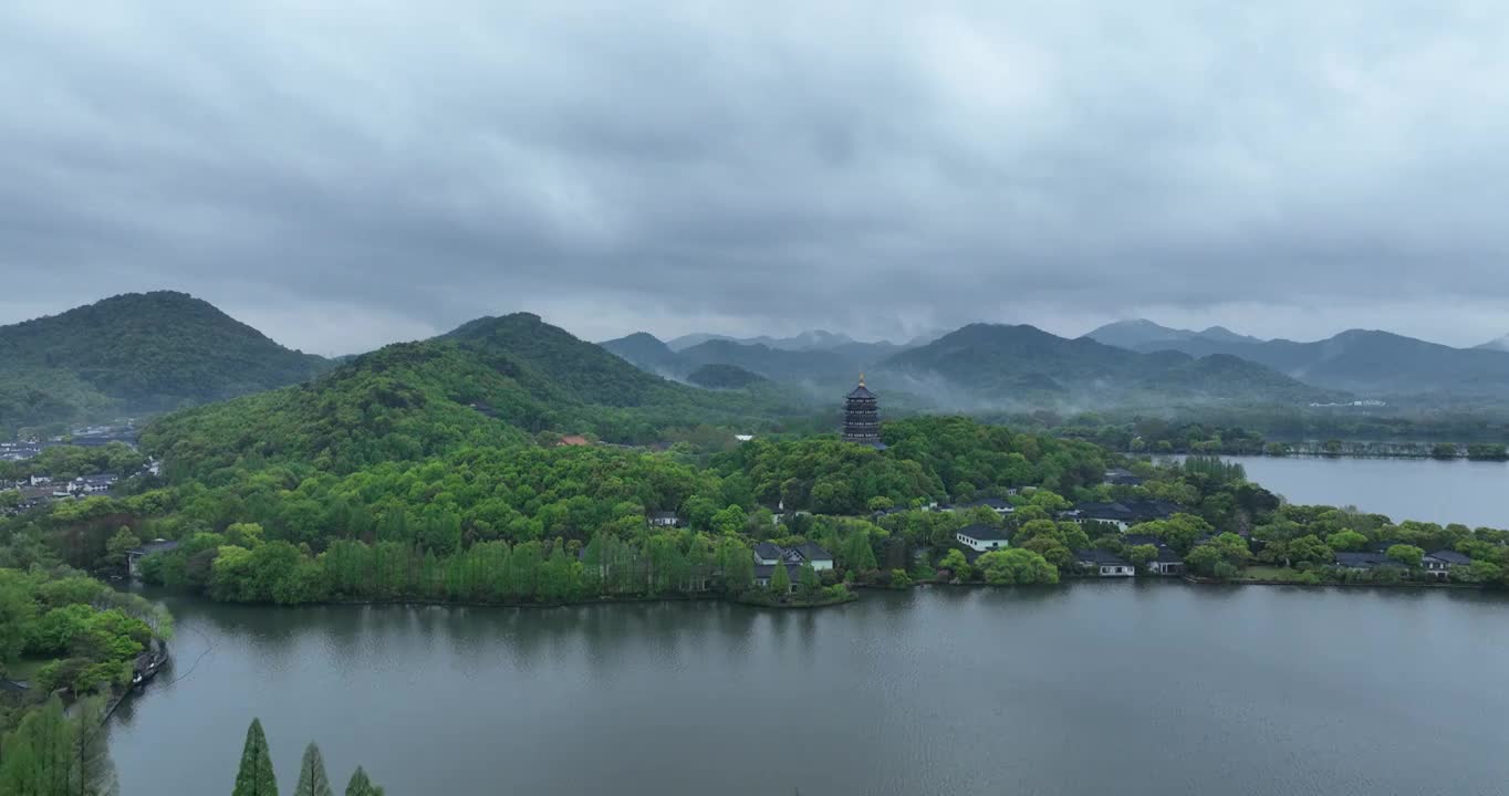 杭州西湖雷峰塔航拍，江南烟雨朦胧视频素材