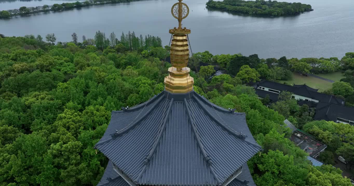 杭州西湖雷峰塔航拍，江南烟雨朦胧视频素材