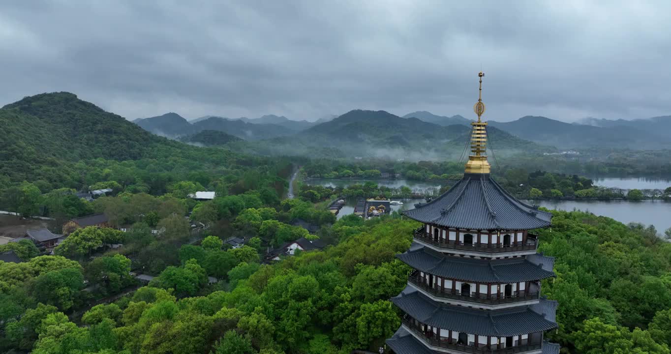 杭州西湖雷峰塔航拍，江南烟雨朦胧视频素材