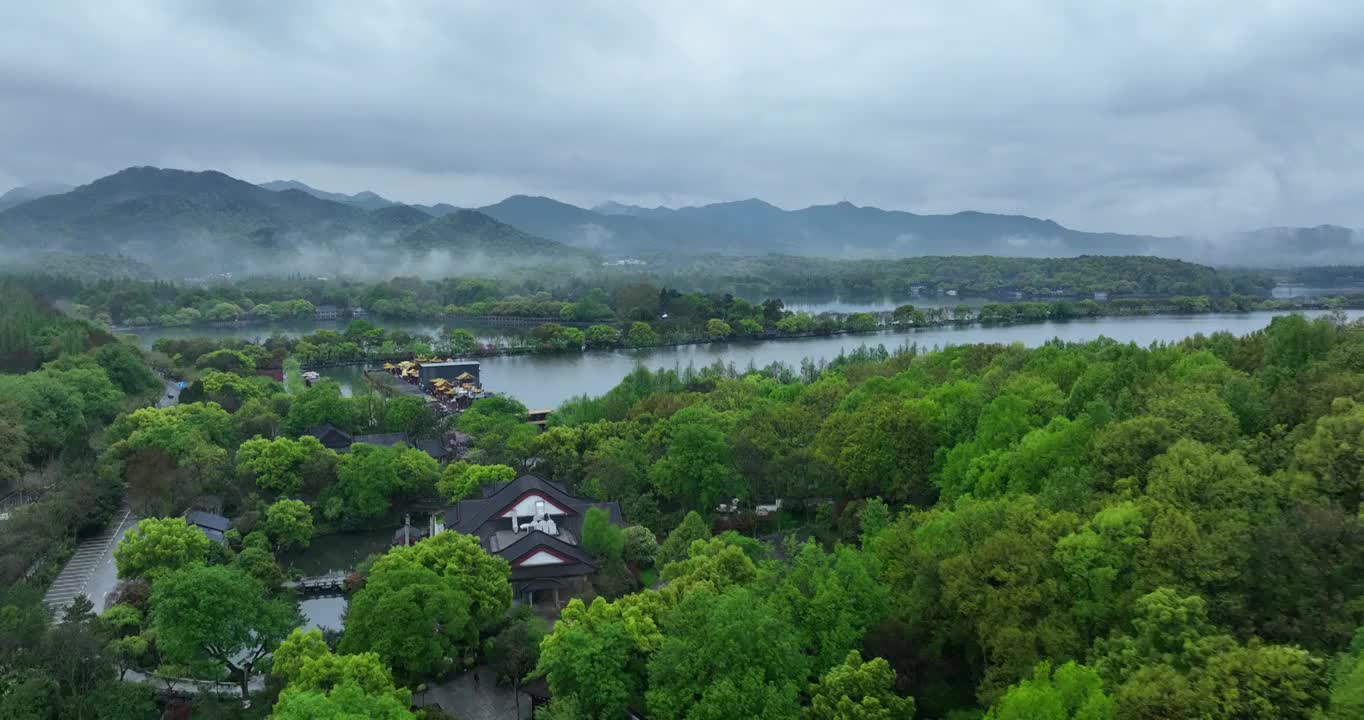 杭州西湖雷峰塔航拍，江南烟雨朦胧视频素材