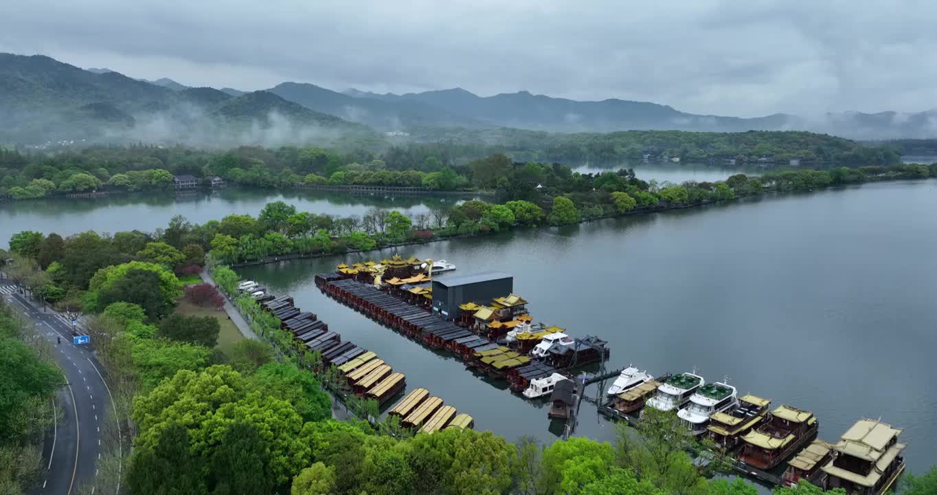 杭州西湖雷峰塔航拍，江南烟雨朦胧视频素材