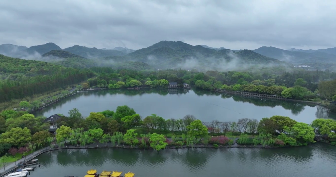 杭州西湖雷峰塔航拍，江南烟雨朦胧视频素材