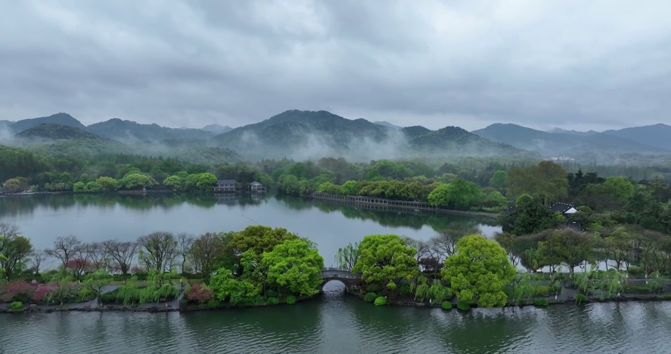 杭州西湖雷峰塔航拍，江南烟雨朦胧视频素材