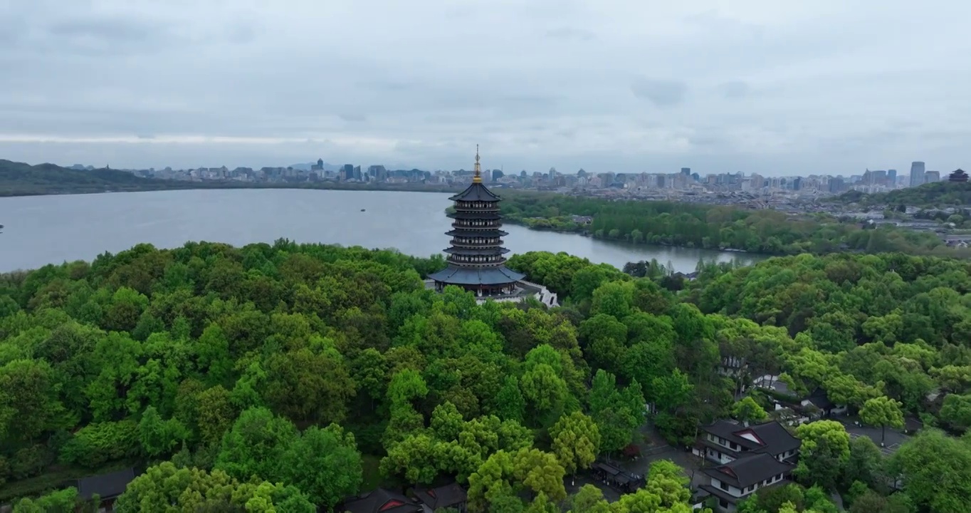 杭州西湖雷峰塔航拍，江南烟雨朦胧视频素材