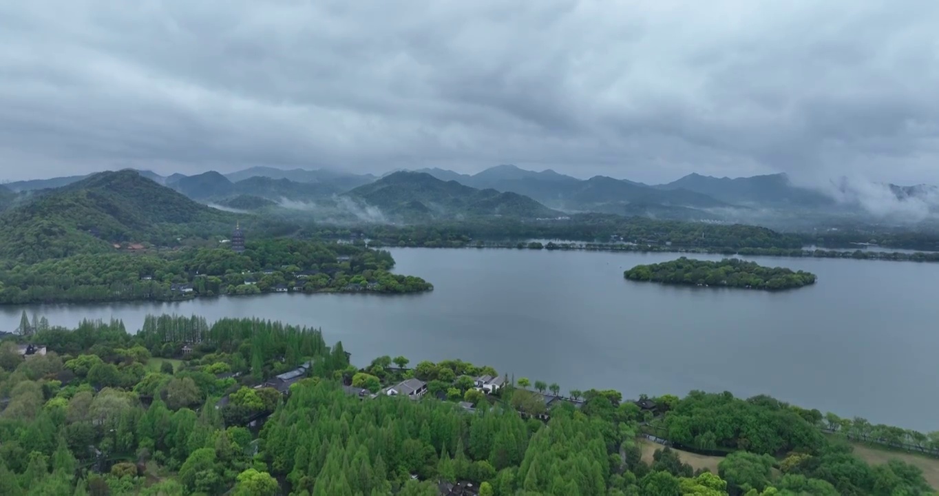 杭州西湖雷峰塔航拍，江南烟雨朦胧视频素材