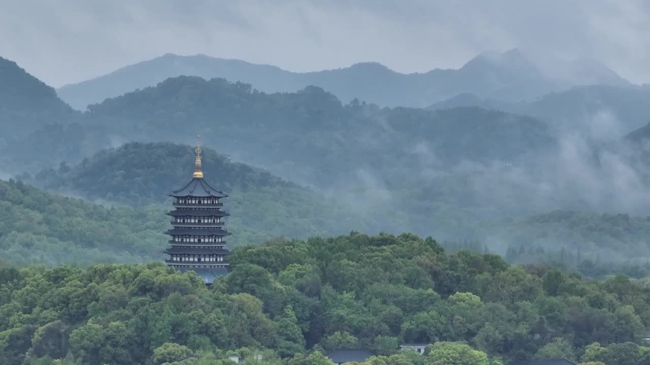 杭州西湖雷峰塔航拍，江南烟雨朦胧视频素材