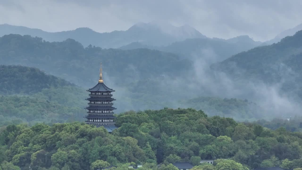 杭州西湖雷峰塔航拍，江南烟雨朦胧视频素材