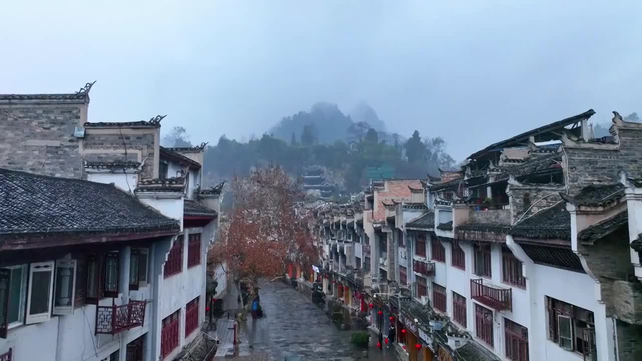 烟雨中的黔东南镇远古镇视频素材