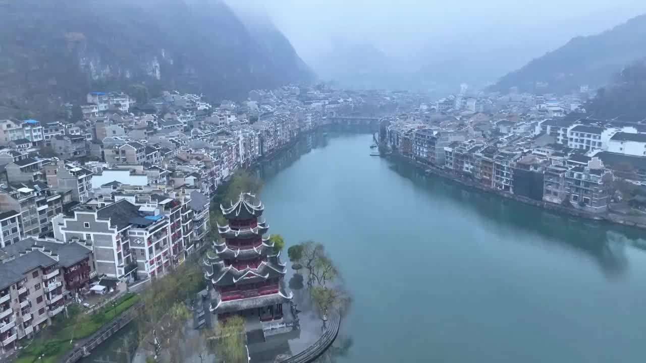 烟雨中的黔东南镇远古镇视频下载