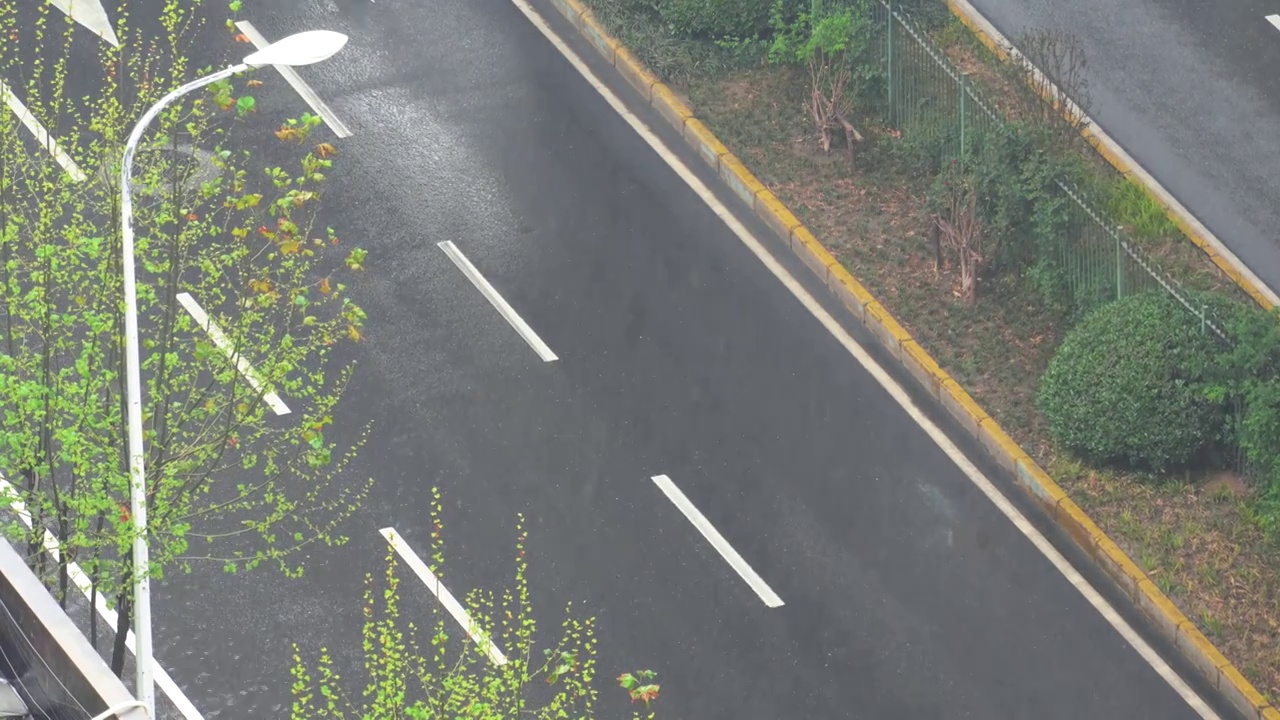 航拍暴雨天气城市道路交通车流视频素材