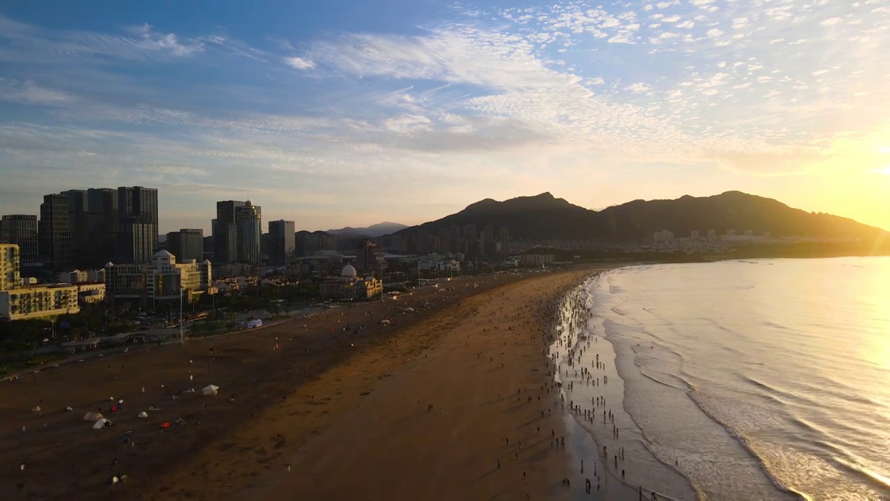 航拍青岛石老人海水浴场早晨视频素材