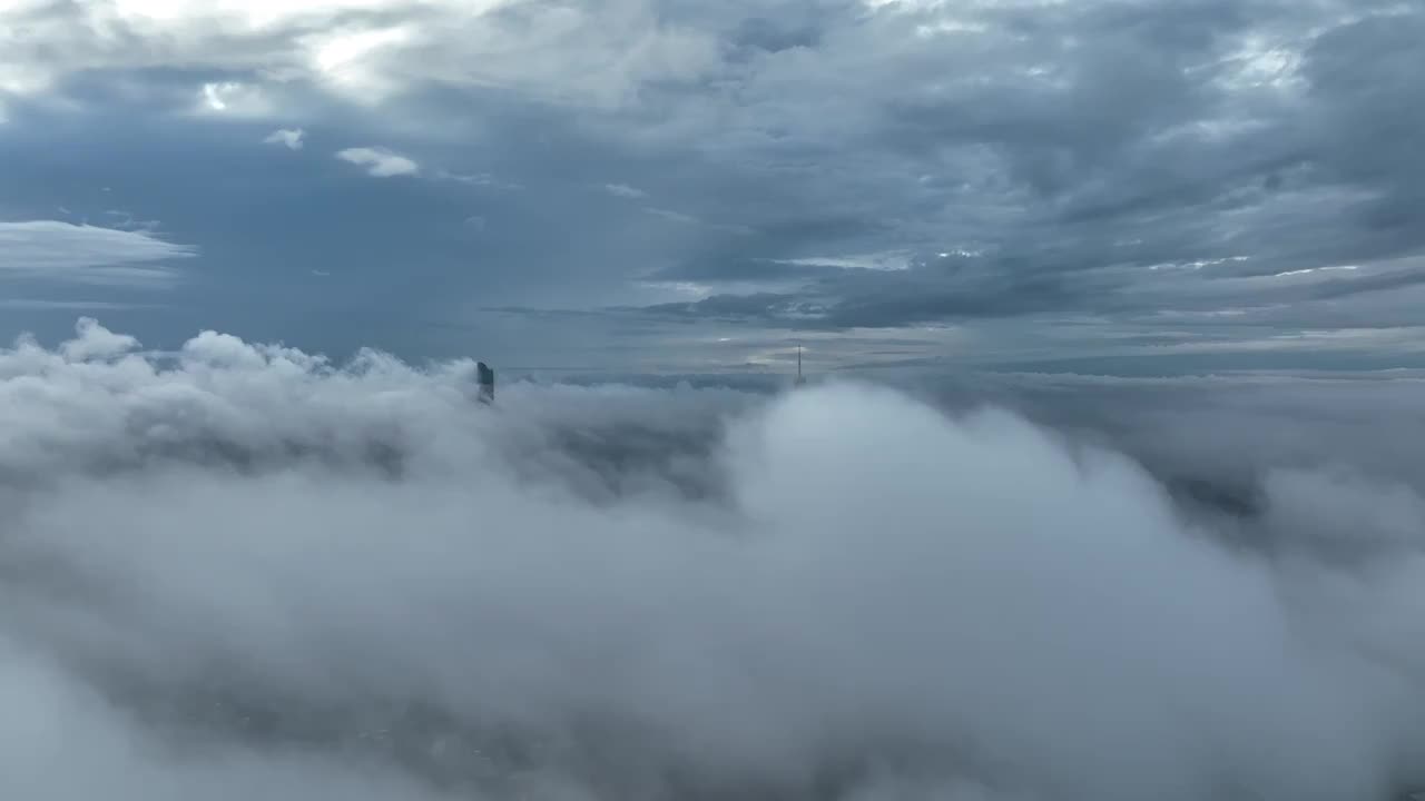 航拍早晨白色云海中的广州，云下的珠江新城与二沙岛若隐若现视频素材