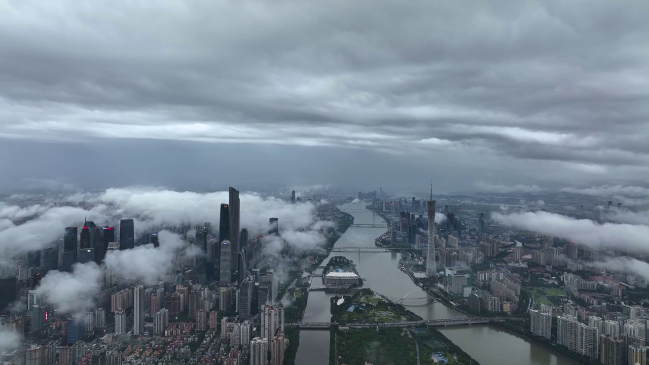 航拍雨后清宁静的广州，一朵朵白云似是凝固在城市天空中视频素材