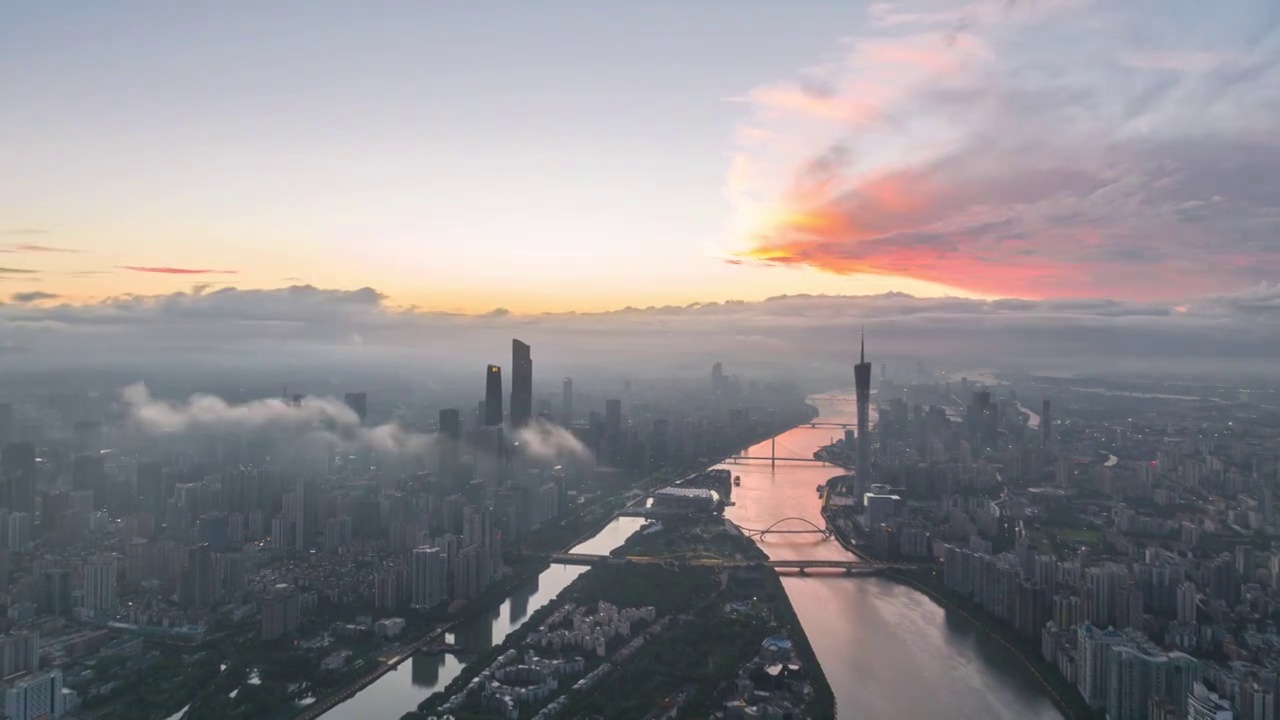 航拍日出火烧云与云雾飘渺的珠江两岸广州塔和珠江新城（延时摄影）视频素材