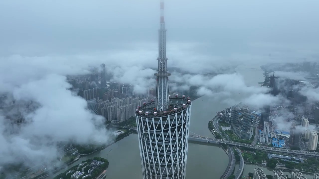 云雾缭绕的广州天空背景，围绕广州塔摩天轮航拍视频素材