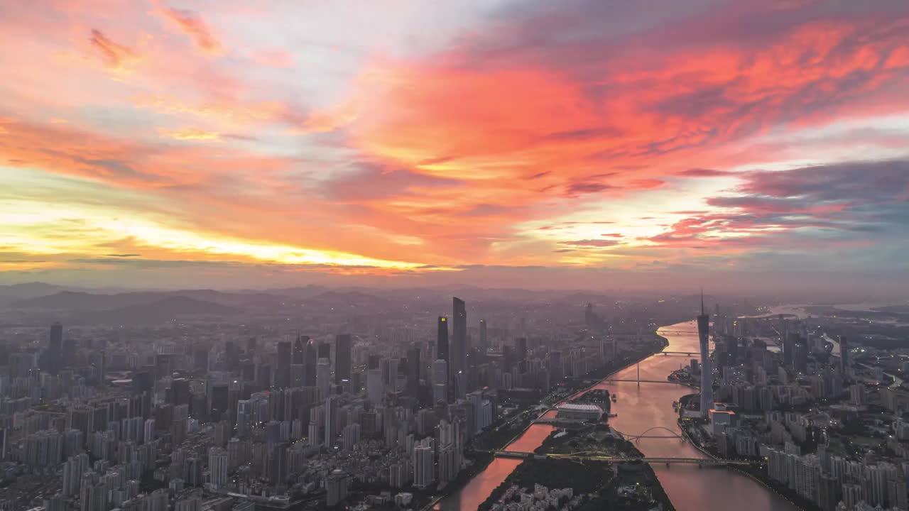 航拍日出火烧云下的珠江两岸广州塔与珠江新城CBD（延时）视频素材