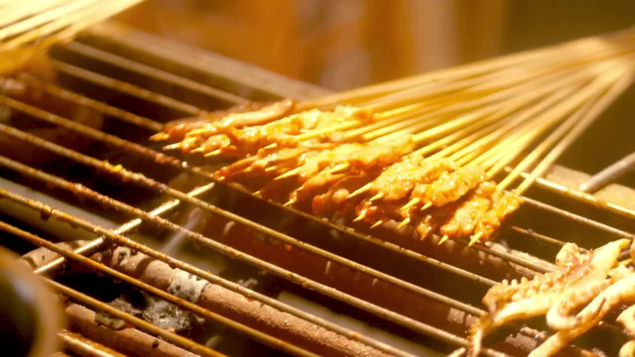 新疆传统美食炭火孜然木炭烤正宗草原肥羊肉串街边夜市小吃烧烤炉夜宵烹饪风味小吃小羔羊肉色泽金黄外焦里嫩视频素材