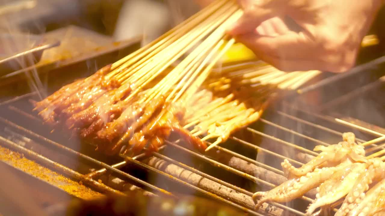 东北传统美食烤炉孜然炭烤羊肉串脆骨街边夜市小吃烟火气烧烤炉夜宵孜然辣椒面肉串鸡腿肉色泽金黄外焦里嫩视频素材